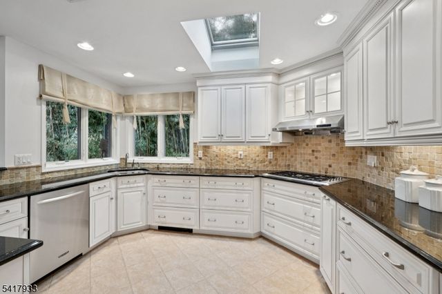 27 Oak Pl, North Caldwell Boro, NJ 07006