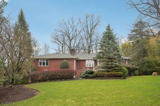 27 Oak Pl, North Caldwell Boro, NJ 07006