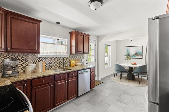 33 White St, Raynham, MA 02767