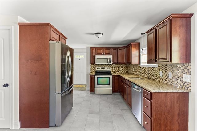 33 White St, Raynham, MA 02767