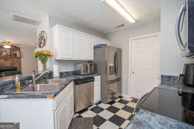 67 Roger Arnold Road, Grantville, GA 30220