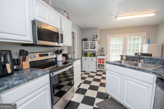 67 Roger Arnold Road, Grantville, GA 30220