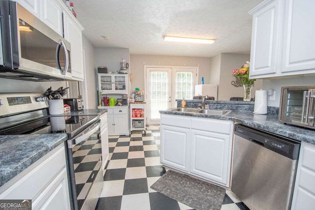 67 Roger Arnold Road, Grantville, GA 30220