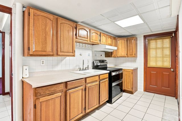 30 Parsons Hill Dr, Worcester, MA 01603