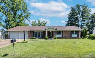 818 Montmartre Court, Creve Coeur, MO 63141