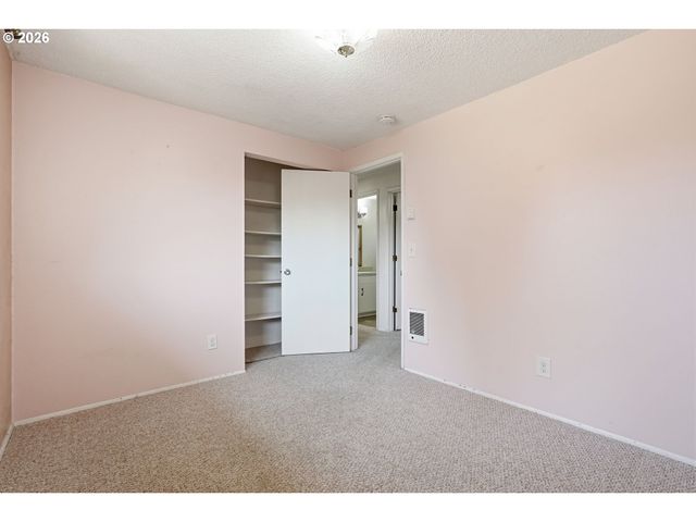 5229 F St, Springfield, OR 97478