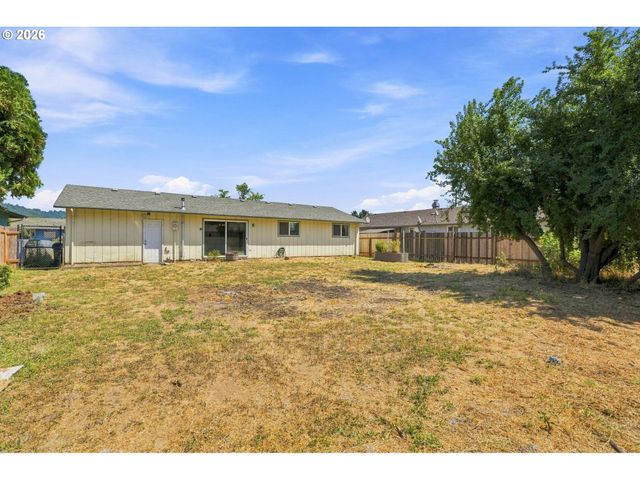 5229 F St, Springfield, OR 97478