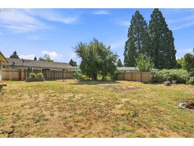 5229 F St, Springfield, OR 97478