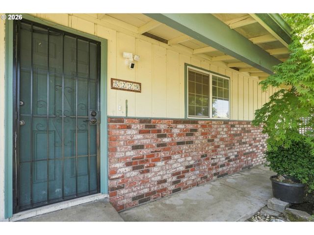 5229 F St, Springfield, OR 97478