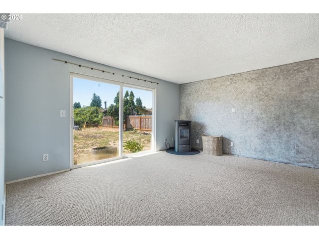 5229 F St, Springfield, OR 97478
