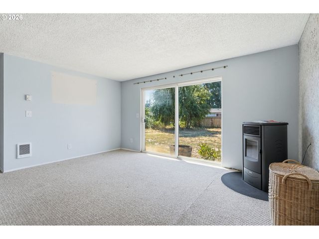 5229 F St, Springfield, OR 97478