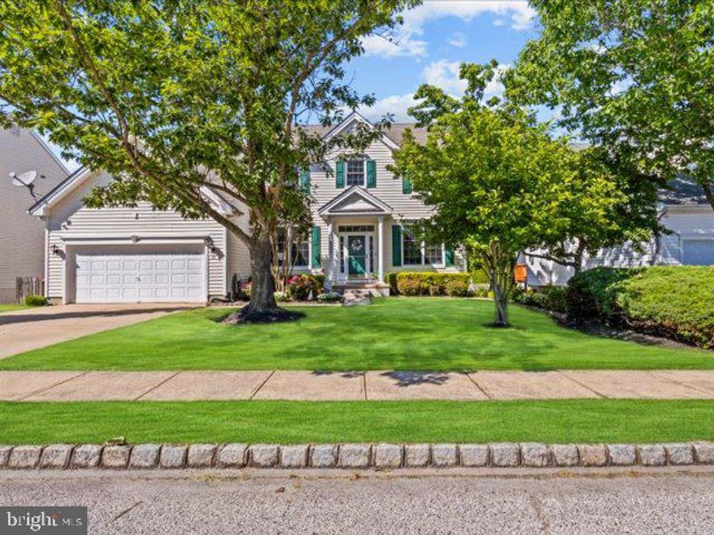 12 WHITFORD DR, Burlington, NJ 08016