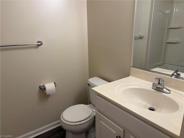 2600 Pennoak Way H, Greensboro, NC 27407