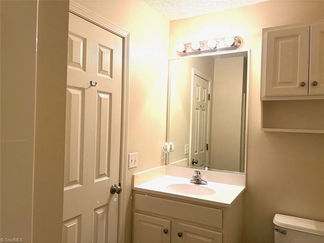 2600 Pennoak Way H, Greensboro, NC 27407