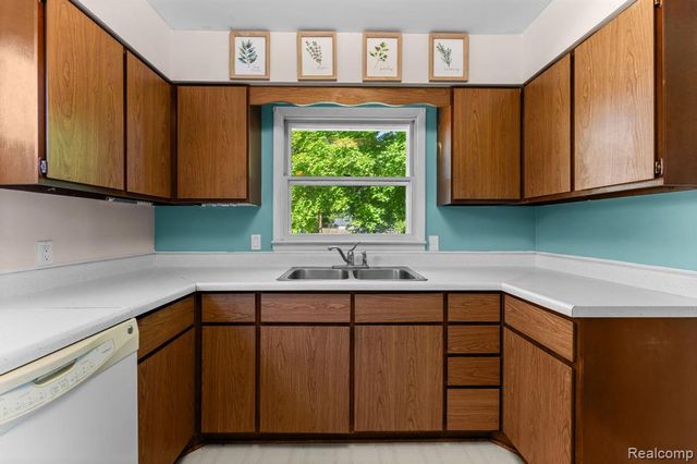 9144 Walnut Drive, Whitmore Lake, MI 48189