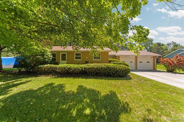 9144 Walnut Drive, Whitmore Lake, MI 48189