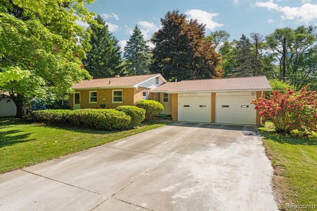 9144 Walnut Drive, Whitmore Lake, MI 48189