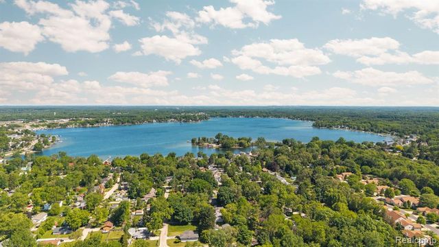 9144 Walnut Drive, Whitmore Lake, MI 48189