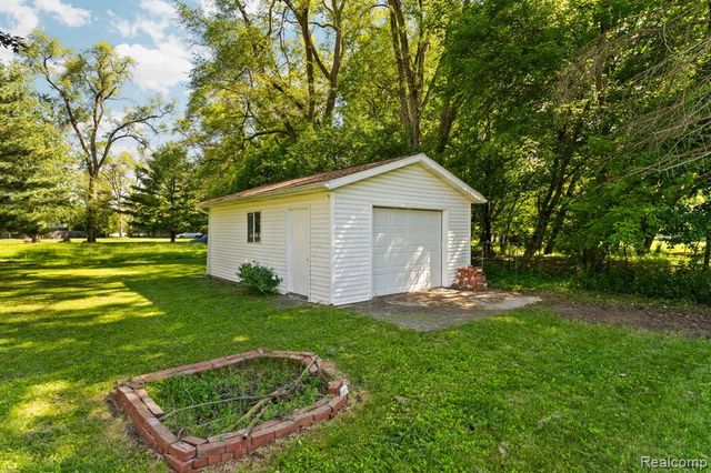 9144 Walnut Drive, Whitmore Lake, MI 48189