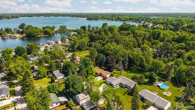 9144 Walnut Drive, Whitmore Lake, MI 48189