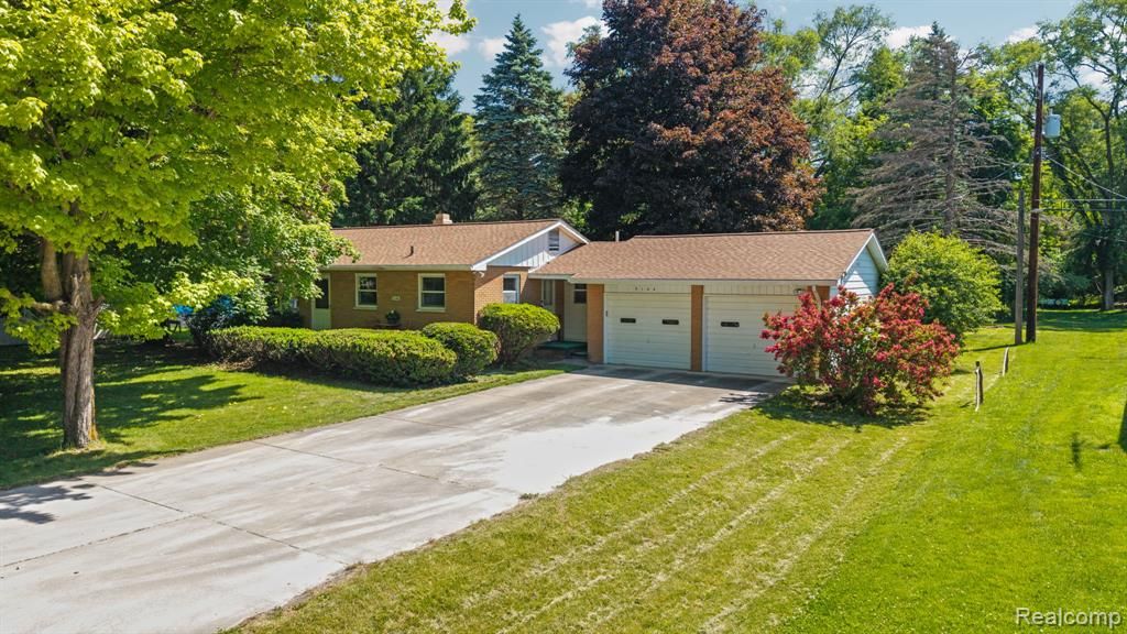 9144 Walnut Drive, Whitmore Lake, MI 48189