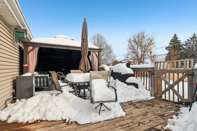 327 Hickory Avenue, Romeoville, IL 60446