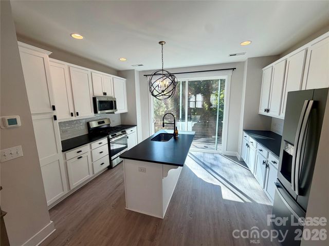 566 W End Drive, Charlotte, NC 28208