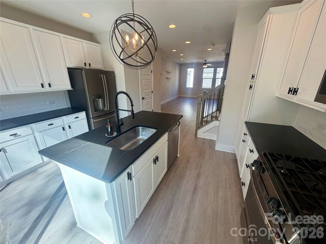 566 W End Drive, Charlotte, NC 28208