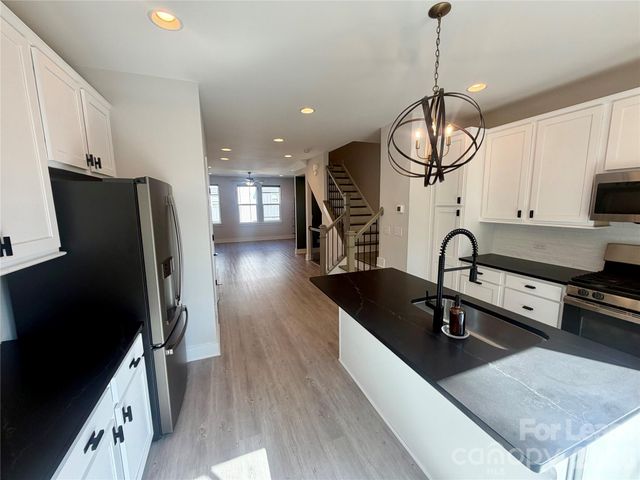 566 W End Drive, Charlotte, NC 28208