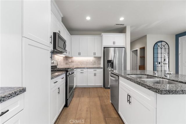 28661 Jardineras, Valencia, CA 91354