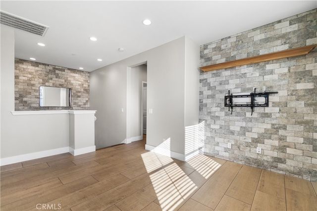 28661 Jardineras, Valencia, CA 91354