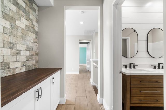 28661 Jardineras, Valencia, CA 91354