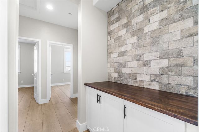 28661 Jardineras, Valencia, CA 91354