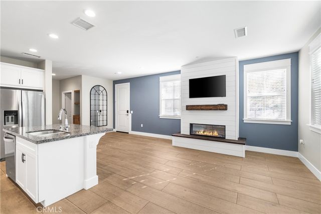 28661 Jardineras, Valencia, CA 91354