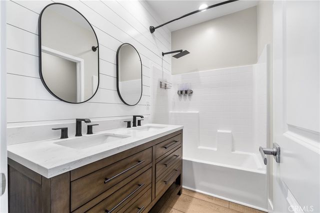 28661 Jardineras, Valencia, CA 91354