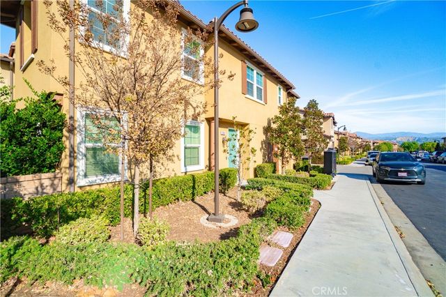 28661 Jardineras, Valencia, CA 91354