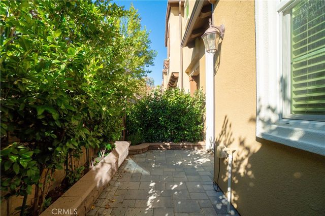 28661 Jardineras, Valencia, CA 91354