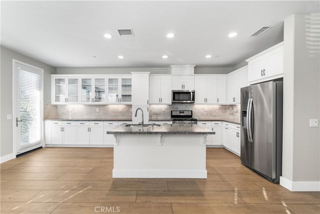 28661 Jardineras, Valencia, CA 91354