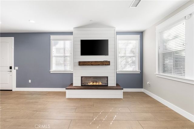 28661 Jardineras, Valencia, CA 91354