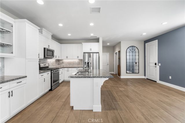 28661 Jardineras, Valencia, CA 91354