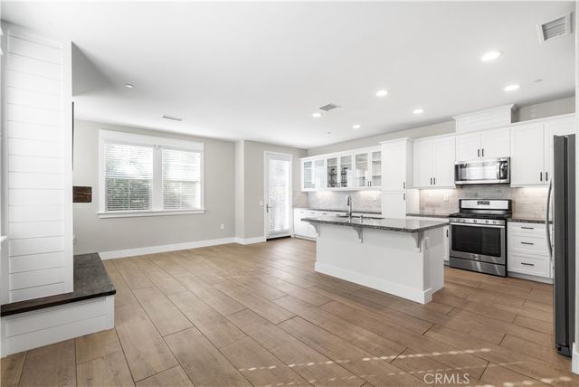 28661 Jardineras, Valencia, CA 91354