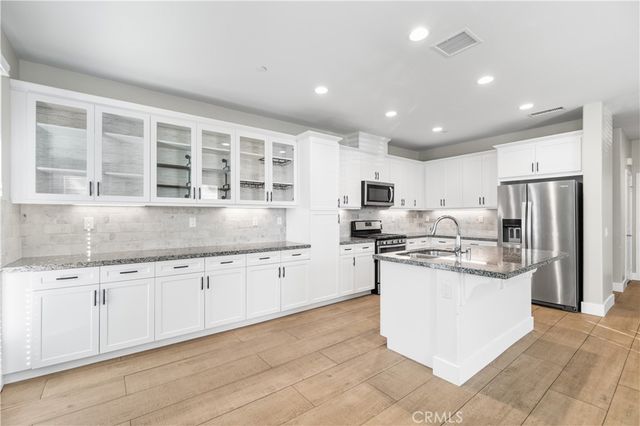 28661 Jardineras, Valencia, CA 91354