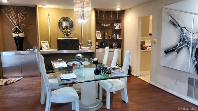 45 Windsor Gate 45, North Hills, NY 11040