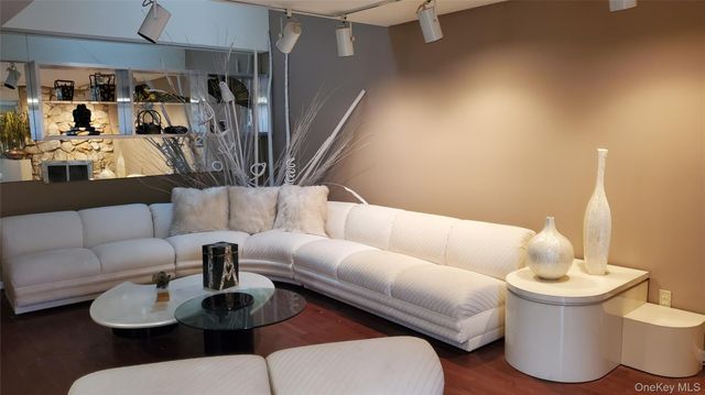 45 Windsor Gate 45, North Hills, NY 11040