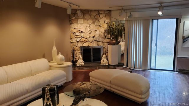 45 Windsor Gate 45, North Hills, NY 11040