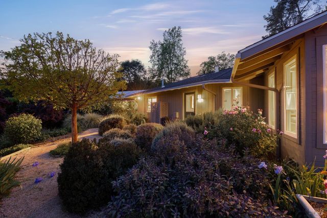 4048 El Molino Ln, Sebastopol, CA 95472