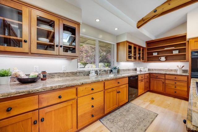 4048 El Molino Ln, Sebastopol, CA 95472