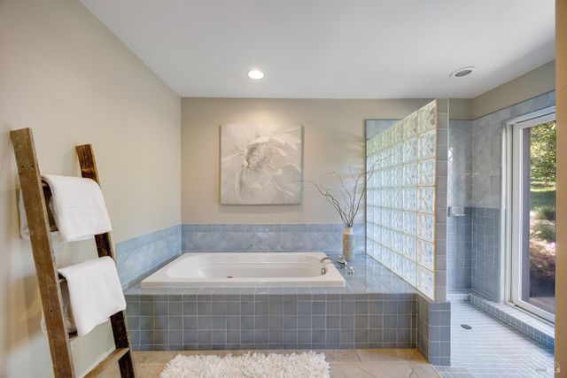 4048 El Molino Ln, Sebastopol, CA 95472