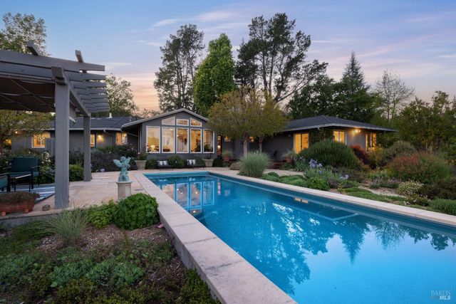 4048 El Molino Ln, Sebastopol, CA 95472