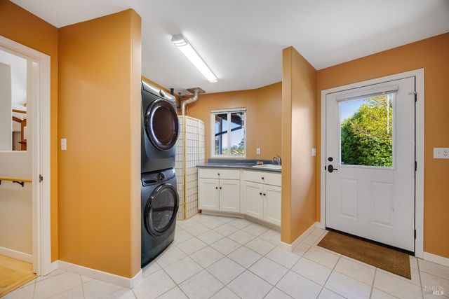 4048 El Molino Ln, Sebastopol, CA 95472